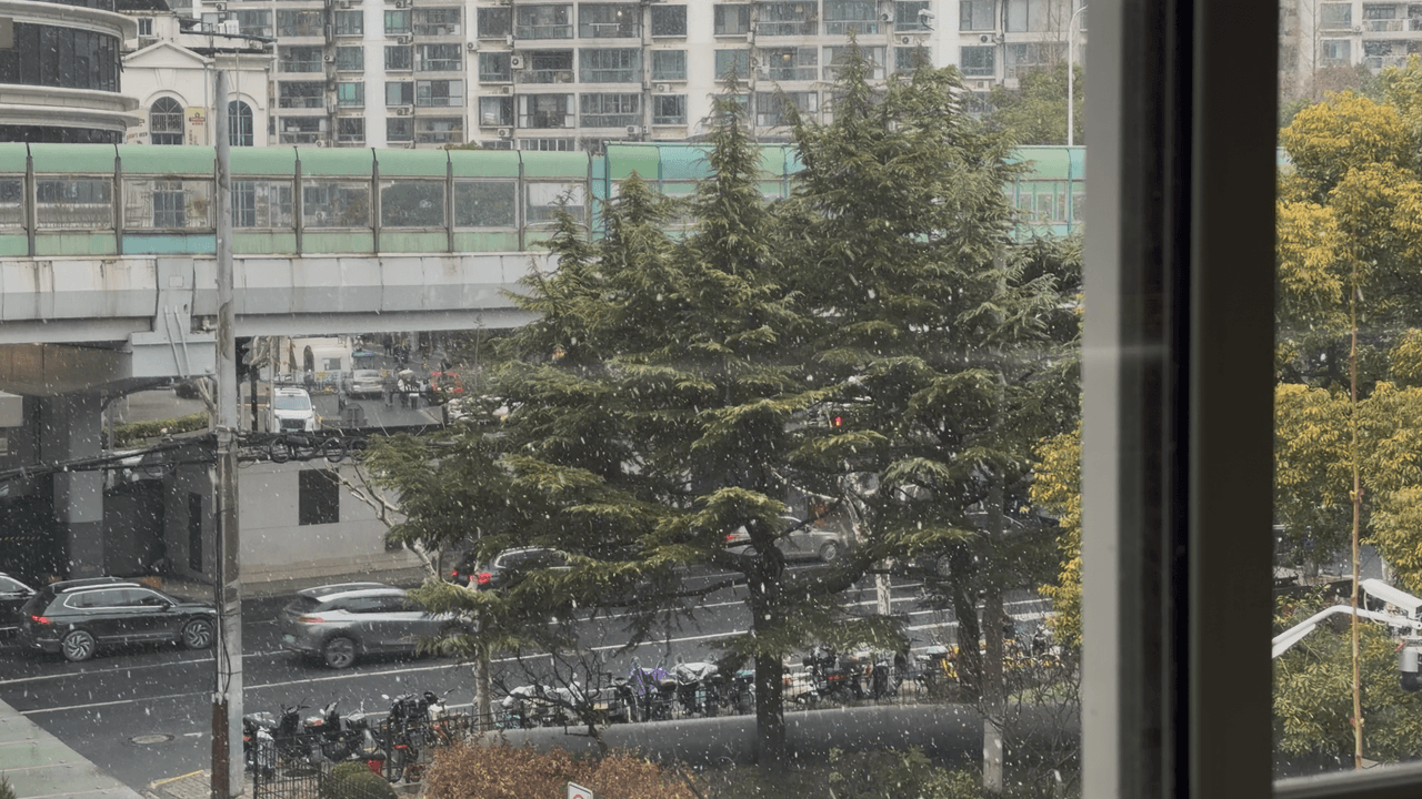 换乘时,透过地铁站窗玻璃看到的下雪景象